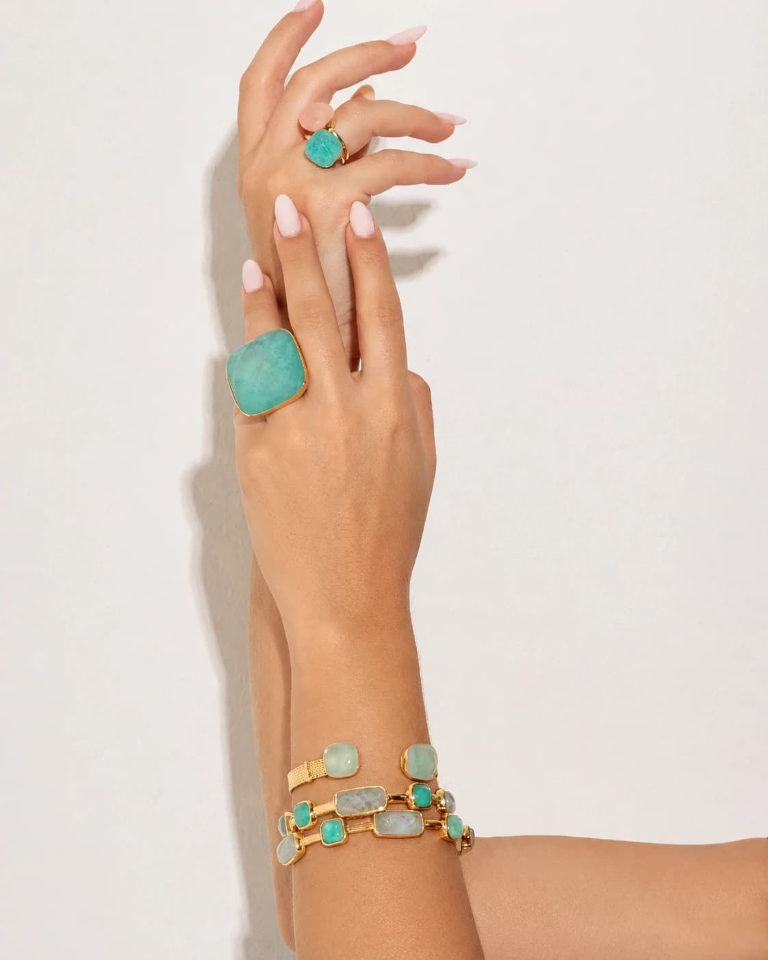 Joalheira trabalhando em peça artesanal Brazil Gems Jewels